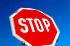 Preconcurso del deudor en crisis y paralización de ejecuciones singulares Señal de stop