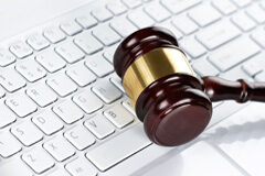 La subasta electrónica Una maza sobre un teclado