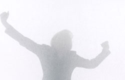 El Supremo absuelve a un condenado a 17 años por tirar por el balcón a su novia en Ávila La sombra de una mujer desesperada.