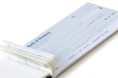 No cabe oposición cambiaria alegando un cumplimiento defectuoso del contrato Un talonario de cheques