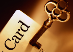 Una tarjeta de crédito con una llave Una tarjeta de crédito con una llave