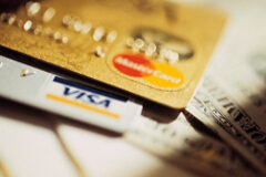 Pagos con tarjeta: un abuso con fecha de caducidad Tarjetas de crédito y billetes