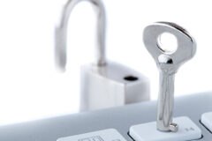 La Ley 18/2011, su aplicación, y la Ley Orgánica de Protección de Datos Un teclado y una llave puesta encima de una tecla y al lado un candado abierto