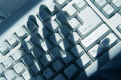 El nuevo delito de acceso ilícito a datos o programas informáticos (art. 197.3 Código Penal) La sombra de una mano en un teclado de ordenador