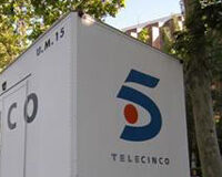 Telecinco, condenada por especular sobre la sexualidad de Isabel Pantoja Logo de Telecinco en un camión.