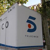 Logo de Telecinco en un camión.