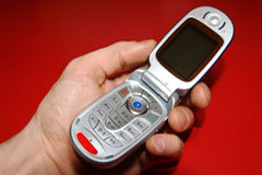 No cabe penalización por la cancelación de una portabilidad numérica móvil Una mano con un teléfono móvil.