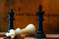 La sucesión procesal en caso de muerte del deudor hipotecario Fichas de ajedrez con la reina muerta sobre fondo de "últimas voluntades"
