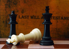 Fichas de ajedrez con la reina muerta sobre fondo de 