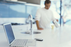 Los Presupuestos Generales del Estado traen novedades para los autónomos en 2011 (II) Un portatil en primer plano en una cocina