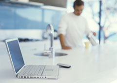 Un portatil en primer plano en una cocina Un portatil en primer plano en una cocina