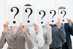 La cesión ilegal de trabajadores Varios trabajadaores con el símbolo de ? por cabeza