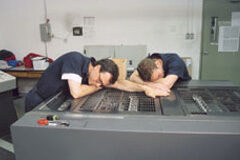 Responsabilidad ante una incapacidad temporal Dos trabajadores dormidos en sus puestos de trabajo.