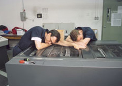 Dos personas dormidas sobre una máquina