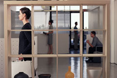 Excedencia voluntaria: ¿qué hacer si la empresa no la concede o simplemente no contesta? Imagen de una oficina con varias personas