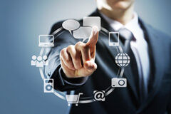 ¿Hacia un Código de Trabajo virtual? Una persona presionando unos iconos virtuales