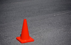 Entrada en vigor de los cambios favorables al infractor Un pivote puesto en medio de la carretera.