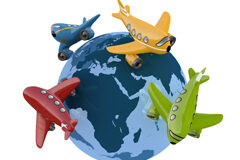 El convenio de Montreal, norma aplicable tanto a los vuelos internacionales como a los nacionales y comunitarios Una bola del mundo y alrededor aviones de distintos colores