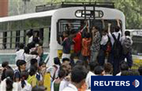 SUBANESTRUGGENWAGEN: TRANVÍA EN ALEMÁN. Un autobus urbano lleno de gente