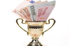 ¿Puede cobrar los premios deportivos el Director General de un club cesado en período de prueba? Un trofeo con billetes de euro