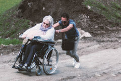 ¿Se puede desheredar a un hijo en España? Persona empujando silla de ruedas