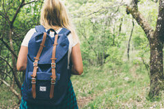 ¿Qué puede hacer un padre ante la emancipación de su hijo? Chica con mochila