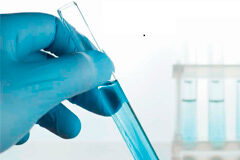 Medicamentos biosimilares: ‘Hotspots’ Una mano sujetando un tubo de ensayo