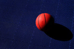 Las Entidades Deportivas en el Proyecto de Reforma de la Ley Concursal Una balón de baloncesto sobre una pista