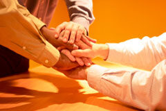 La representación sindical de las Organizaciones Sindicales (STS 16/06/2010) Varias manos unidas.