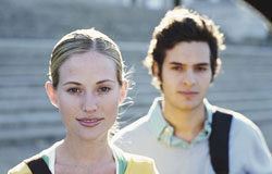 Aspectos destacables de la ley de contratos del sector público y su influencia en el ámbito de la contratación universitaria Dos jóvenes mirando al frente