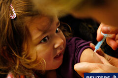 Un juez autoriza en Granada la vacunación forzosa de sarampión Poniendo la vacuna a una niña