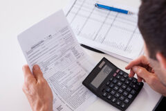 Los criterios de valoración en la contratación administrativa Una persona manejando una calculadora