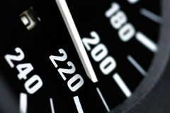 O nos pasamos o no llegamos Un velocímetro marcando 210