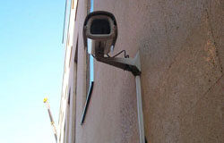 Libertad vigilada o localización permanente Una cámara vigilando una calle.