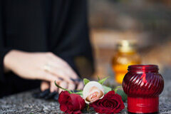 Los derechos del viudo o viuda en España Flores sobre una lápida