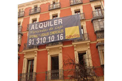 Cómo actuar ante los daños causados en la vivienda por desahucio Cartel de "se alquila" en una fachada.