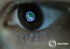 Icono de whatsapp en un ojo Icono de whatsapp en un ojo