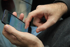 El uso de Telegram o Whatsapp en la Administración Pública Una mano con un teléfono enviando mensajes