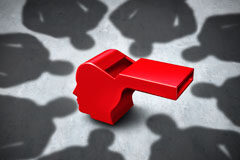 La protección de los whistleblowers en España. Estudio comparado con otras legislaciones silbato y siluetas